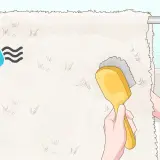 So bürstest du einen Kunstfell Teppich reinigen. Ein Wassertropfen-Symbol zeigt an, dass er nass ist.