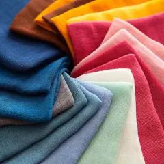 Bunte Stoffe, die aussehen, als wären sie mit Lebensmitteln gefärbt worden: Blau, Grün, Rosa, Rot, Gelb und Braun.