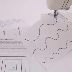 Nähmaschine übt gerade Linien und Kurven auf Papier, ideal für anfänger nähen.