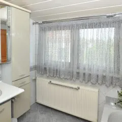 Schöne Gardinen im Badezimmer, die für Privatsphäre sorgen. Tolle Gardinen Badezimmer Ideen für ein helles Ambiente.