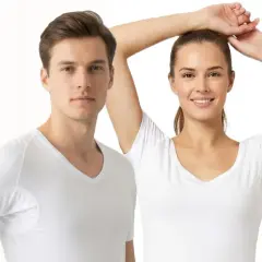 Mann und Frau tragen weiße Unterhemden. Sie zeigen, wie frisch und sauber sie sich fühlen, als ob sie gerade ihre Unterhemden waschen würden.