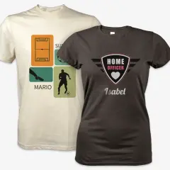 Zwei T-Shirts: eins mit Fußball-Motiv und "Mario", das andere mit "Home Officer Isabel". Perfekt für den t shirt trockner.