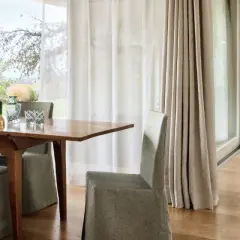 Stilvolle **Fenster abdecken Ideen**: Transparente und schwere Vorhänge schaffen Atmosphäre im Essbereich und Wohnzimmer.