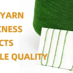 Grüner Garnknäuel und Garnproben auf weißem Karton. Text: "How Yarn Thickness Impacts Textile Quality". Die Garnstärke beeinflusst die Textilqualität.