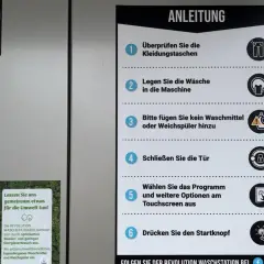 Anleitung für die Waschmaschine: Taschen leeren, Wäsche rein, kein Waschmittel, Tür schließen, Programm wählen, starten. Das Outdoor-Programm ist sinnvoll für umweltfreundliches Waschen.