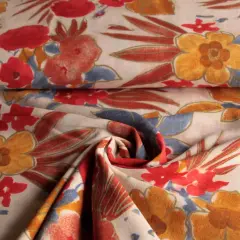 Stoff mit Blumenmuster, leuchtend rote und gelbe Blüten, blaue Blätter. Viskose gemische Stoffe für Sommerkleider.