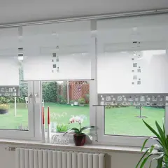 Gardinen zu kurz was tun? Diese modernen Flächenvorhänge mit quadratischem Muster bieten eine stilvolle Lösung für jedes Fenster.