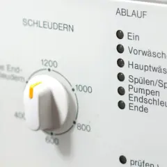 Regler für schonend schleudern wieviel Umdrehungen bei 1200 U/min. Anzeige für Waschprogramm.