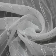 Weißer Stoff mit silbernen Streifen, ideal für Gardinen. Faltenband-Anleitung für elegante Vorhänge.