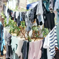 Wäsche trocknet im Freien. Der leichte **Rayon Stoff** der Kleidung scheint nach dem **Schwitzen** im Sommer schnell zu trocknen.