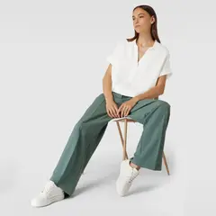 Drei Frauen präsentieren Outfits. Links ein Hosenanzug, Mitte weite Hose aus Modal Baumwolle, rechts eine elegante Hose.