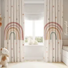Traumhafte kinderzimmer fenster ideen mit Sternen und Regenbogen-Vorhängen. Ein Teddybär sitzt auf dem Boden.