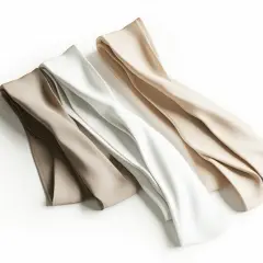 Drei Stoffbahnen in Beige, Weiß und Hellbraun. Die Textur deutet auf 98% Baumwolle, 2% Elasthan hin, die sich nicht einlaufen.