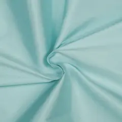 Türkis schimmerndes Gewebe, das an Kunstseide erinnert. Die Chemiefaser fällt weich und glatt.