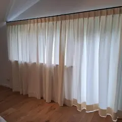 Helle Gardinen mit Faltenwurf, verschiedene Varianten der Aufhängung und des Stoffes, die ein gemütliches Ambiente schaffen.