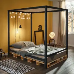 Ein Himmelbett aus Paletten – tolle Ideen, wie du dein Himmelbett selber machen kannst. Gemütlich mit Lichterkette und Kissen.