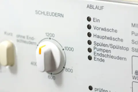 Regler für schonend schleudern wieviel Umdrehungen bei 1200 U/min. Anzeige für Waschprogramm.