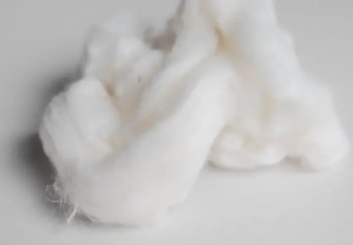 Fluffige Tencel-Fasern, bereit zum Waschen.