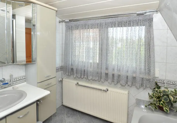 Schöne Gardinen im Badezimmer, die für Privatsphäre sorgen. Tolle Gardinen Badezimmer Ideen für ein helles Ambiente.