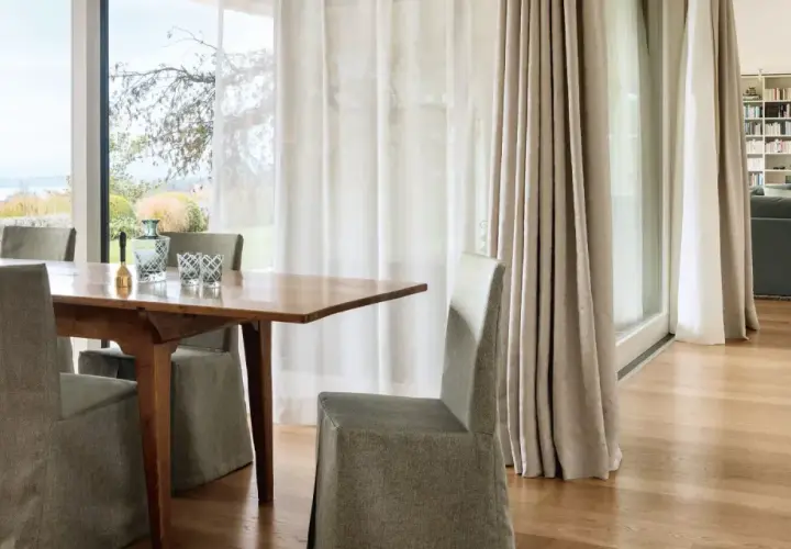 Stilvolle **Fenster abdecken Ideen**: Transparente und schwere Vorhänge schaffen Atmosphäre im Essbereich und Wohnzimmer.