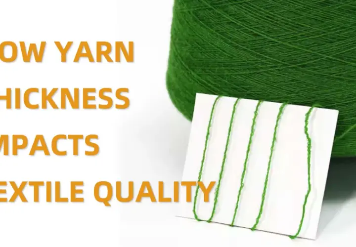 Grüner Garnknäuel und Garnproben auf weißem Karton. Text: "How Yarn Thickness Impacts Textile Quality". Die Garnstärke beeinflusst die Textilqualität.