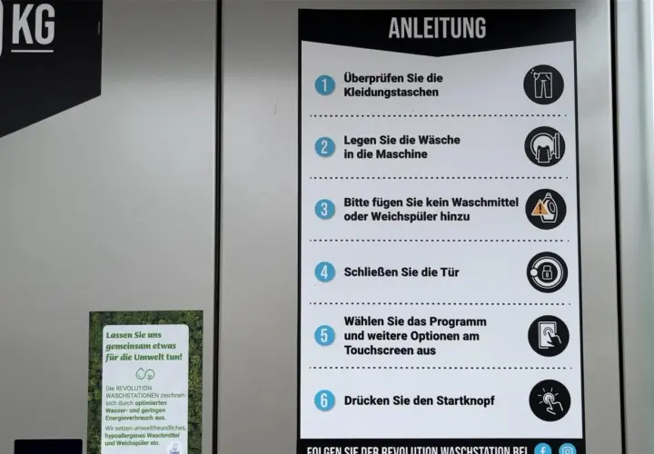Anleitung für die Waschmaschine: Taschen leeren, Wäsche rein, kein Waschmittel, Tür schließen, Programm wählen, starten. Das Outdoor-Programm ist sinnvoll für umweltfreundliches Waschen.