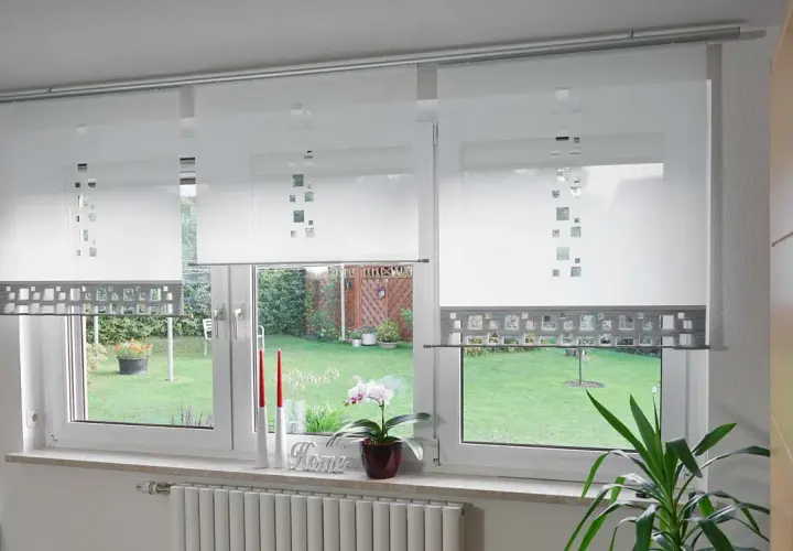 Gardinen zu kurz was tun? Diese modernen Flächenvorhänge mit quadratischem Muster bieten eine stilvolle Lösung für jedes Fenster.