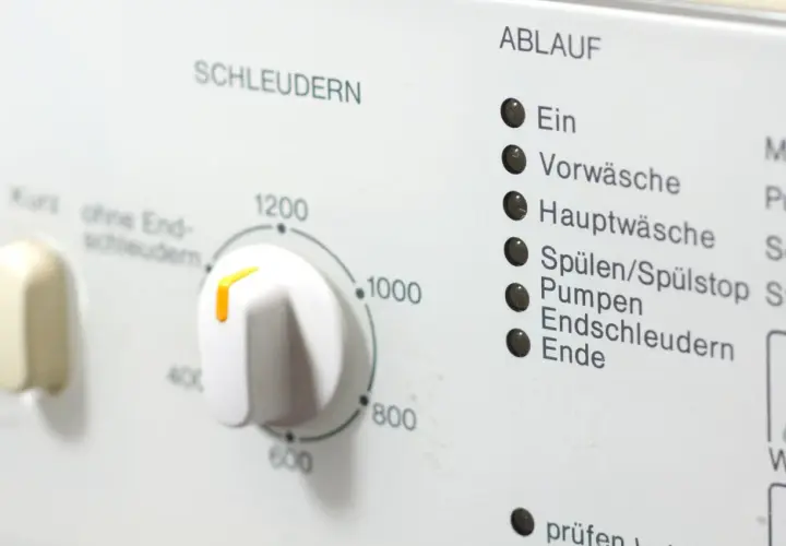 Regler für schonend schleudern wieviel Umdrehungen bei 1200 U/min. Anzeige für Waschprogramm.