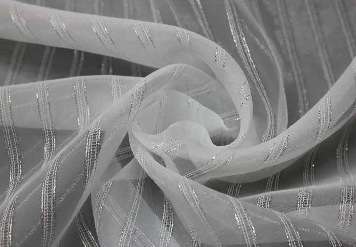 Weißer Stoff mit silbernen Streifen, ideal für Gardinen. Faltenband-Anleitung für elegante Vorhänge.