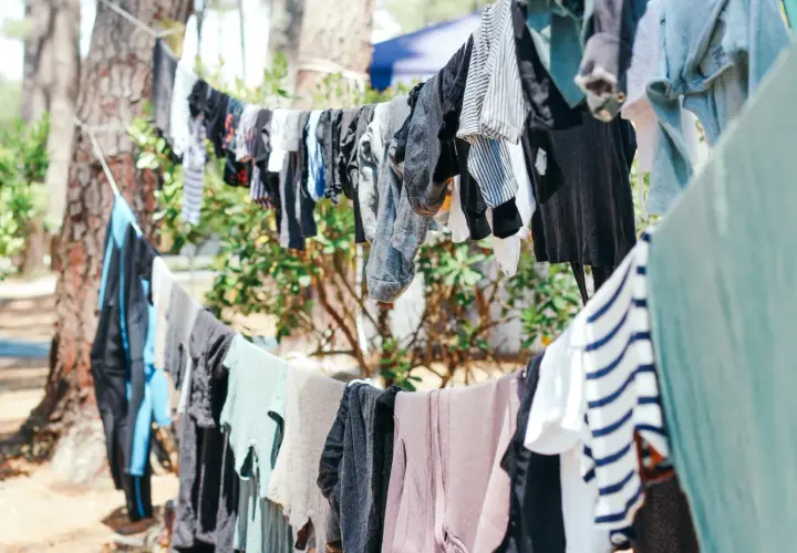 Wäsche trocknet im Freien. Der leichte **Rayon Stoff** der Kleidung scheint nach dem **Schwitzen** im Sommer schnell zu trocknen.