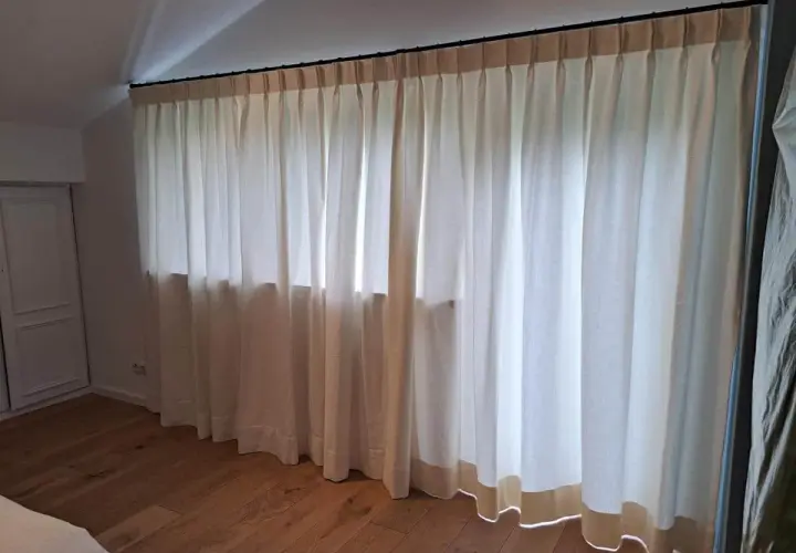 Helle Gardinen mit Faltenwurf, verschiedene Varianten der Aufhängung und des Stoffes, die ein gemütliches Ambiente schaffen.