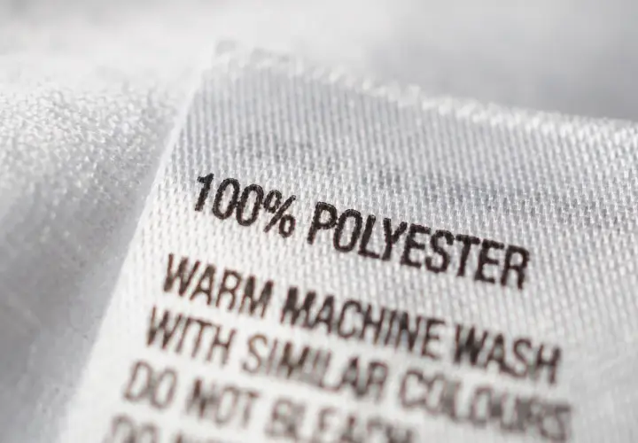 Etikett zeigt: 100% Polyester. Maschinenwäsche warm mit ähnlichen Farben. Nicht bleichen.