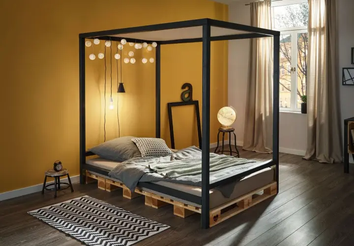 Ein Himmelbett aus Paletten – tolle Ideen, wie du dein Himmelbett selber machen kannst. Gemütlich mit Lichterkette und Kissen.