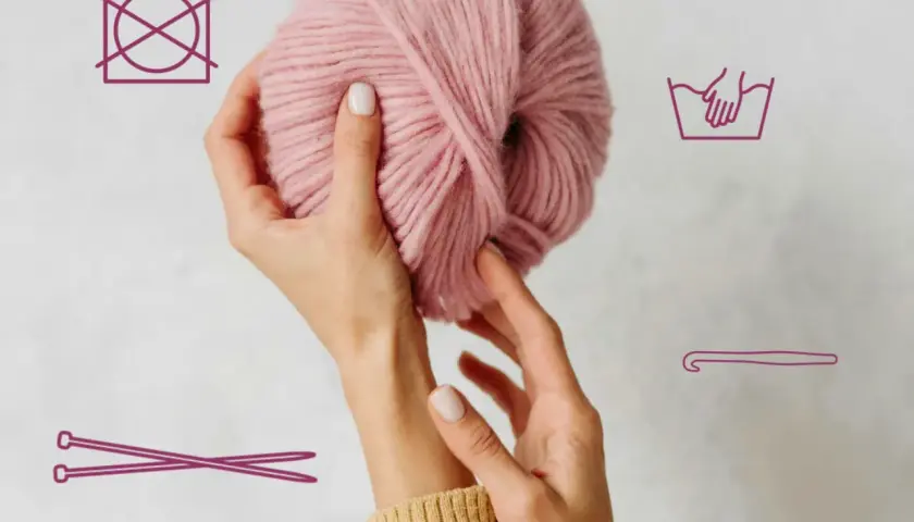 Hände halten rosafarbene Wolle. Symbole zeigen Handwäsche, kein Trocknen und Stricknadeln/Häkelnadel.
