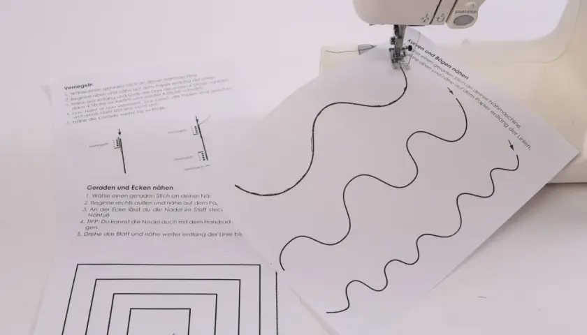 Nähmaschine übt gerade Linien und Kurven auf Papier, ideal für anfänger nähen.