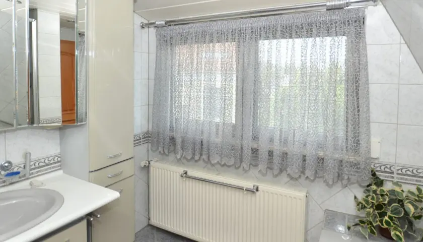 Schöne Gardinen im Badezimmer, die für Privatsphäre sorgen. Tolle Gardinen Badezimmer Ideen für ein helles Ambiente.