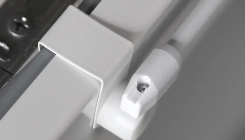 Detailaufnahme einer weißen Gardinenstange, die nur an den Seiten befestigt ist. Ein Teil der Halterung ist sichtbar.