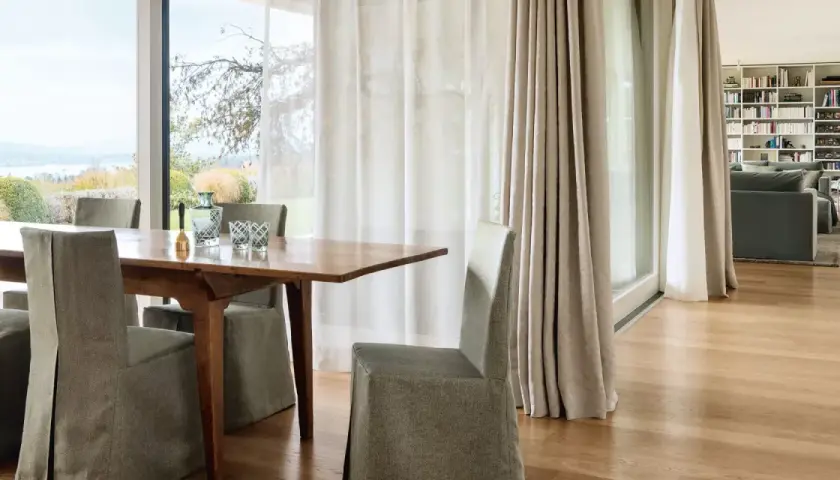 Stilvolle **Fenster abdecken Ideen**: Transparente und schwere Vorhänge schaffen Atmosphäre im Essbereich und Wohnzimmer.
