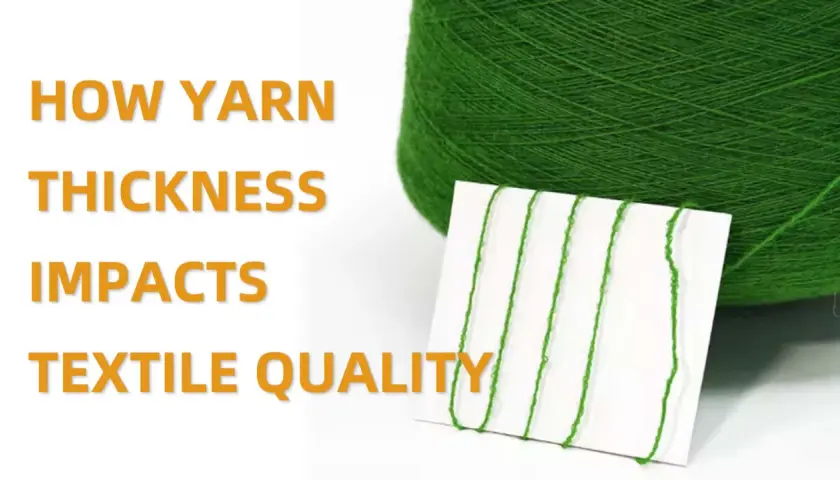Grüner Garnknäuel und Garnproben auf weißem Karton. Text: "How Yarn Thickness Impacts Textile Quality". Die Garnstärke beeinflusst die Textilqualität.