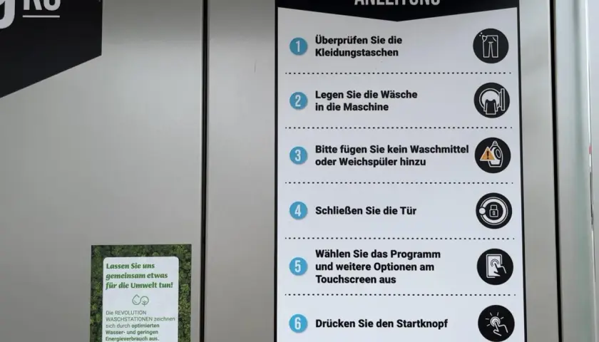 Anleitung für die Waschmaschine: Taschen leeren, Wäsche rein, kein Waschmittel, Tür schließen, Programm wählen, starten. Das Outdoor-Programm ist sinnvoll für umweltfreundliches Waschen.