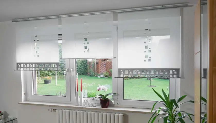 Gardinen zu kurz was tun? Diese modernen Flächenvorhänge mit quadratischem Muster bieten eine stilvolle Lösung für jedes Fenster.