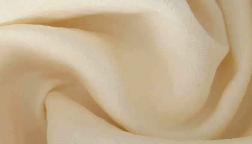 Cremefarbener Stoff, der sich weich anfühlt. Ideal zum **polyamid waschen** und pflegen.
