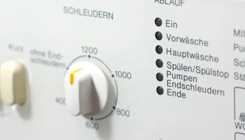Regler für schonend schleudern wieviel Umdrehungen bei 1200 U/min. Anzeige für Waschprogramm.