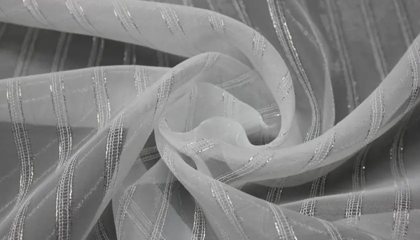 Weißer Stoff mit silbernen Streifen, ideal für Gardinen. Faltenband-Anleitung für elegante Vorhänge.