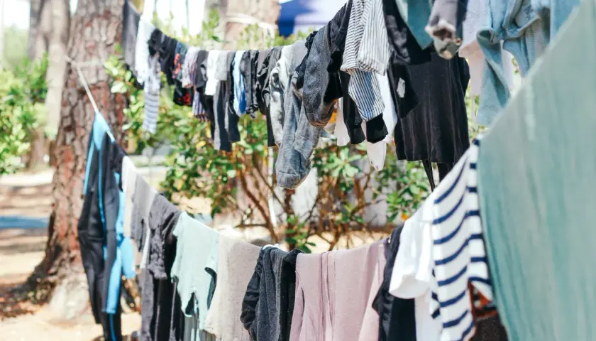 Wäsche trocknet im Freien. Der leichte **Rayon Stoff** der Kleidung scheint nach dem **Schwitzen** im Sommer schnell zu trocknen.