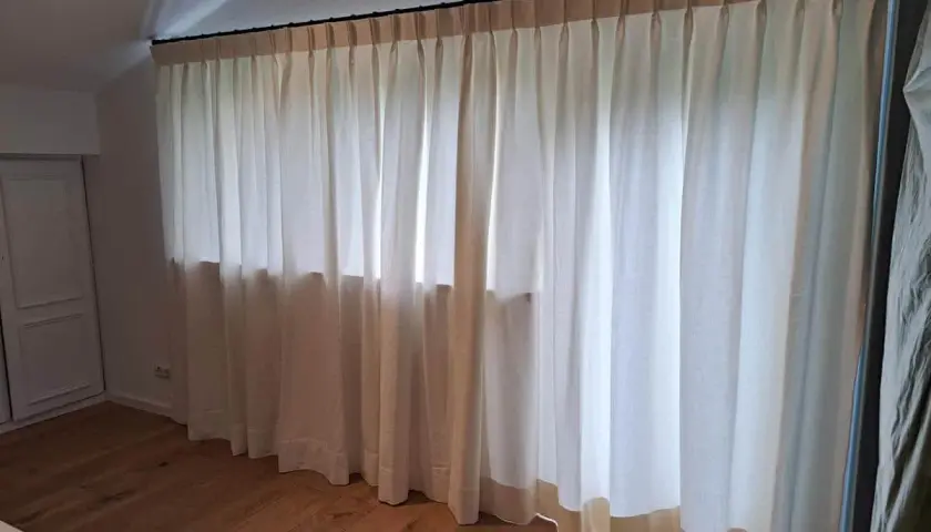 Helle Gardinen mit Faltenwurf, verschiedene Varianten der Aufhängung und des Stoffes, die ein gemütliches Ambiente schaffen.