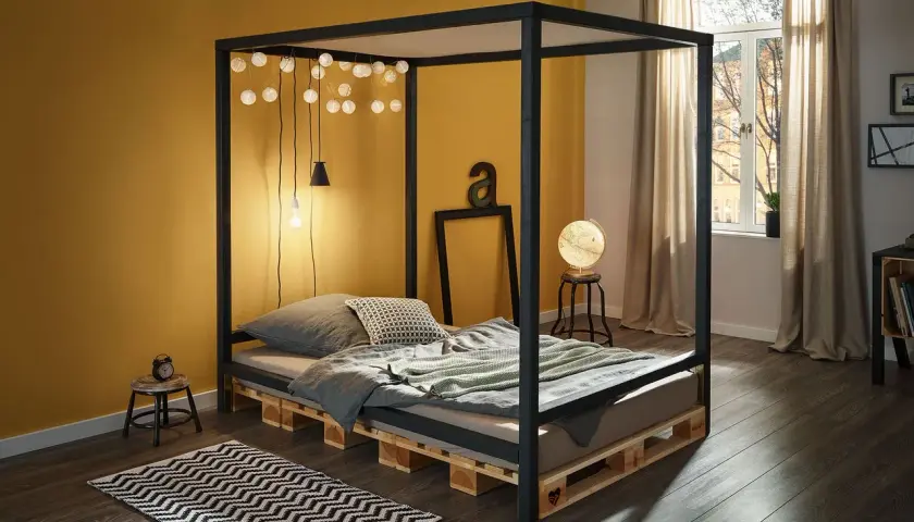 Ein Himmelbett aus Paletten – tolle Ideen, wie du dein Himmelbett selber machen kannst. Gemütlich mit Lichterkette und Kissen.