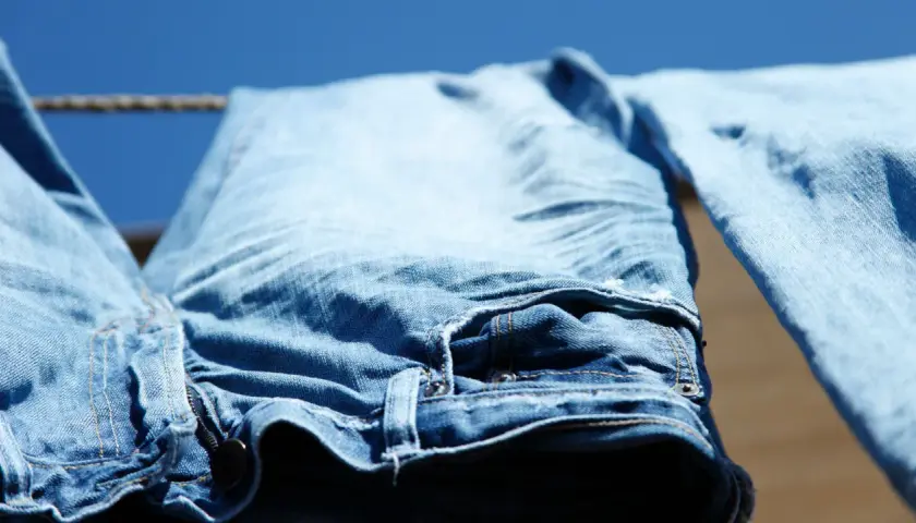 Blaue Jeans trocknen in der Sonne. Perfekt für die Wäsche bei 40 Grad, um sie frisch zu halten.