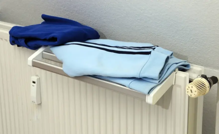 Wäsche auf Heizung trocknen? Warum das oft schadet & wie es geht