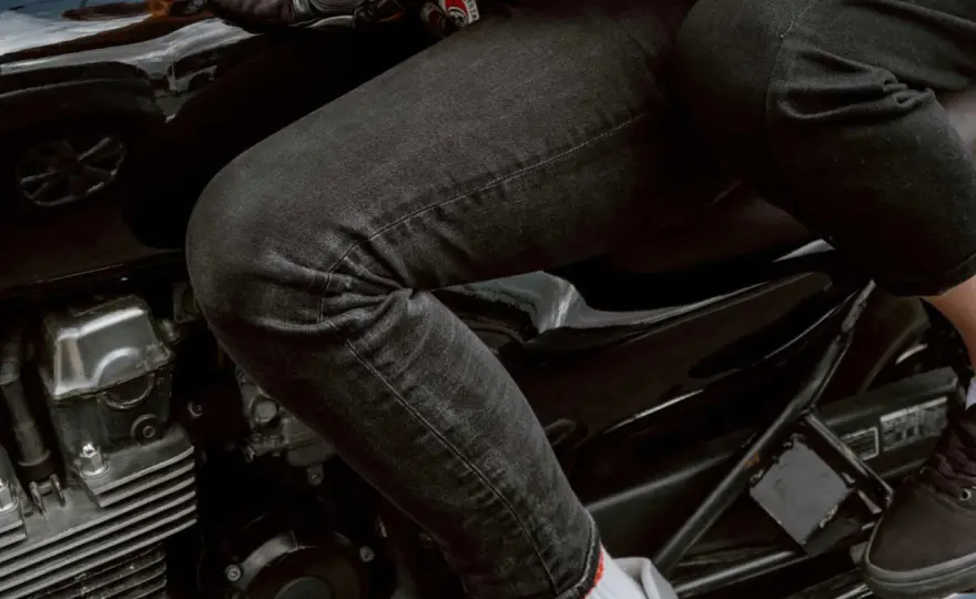 Schwarze Jeans waschen - So bleibt die Farbe tiefschwarz!